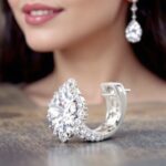 女性の美しさを引き立てる!中空×幾何学デザインのジルコニアイヤリング|結婚式のパーティーにも最適