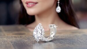 女性の美しさを引き立てる!中空×幾何学デザインのジルコニアイヤリング|結婚式のパーティーにも最適