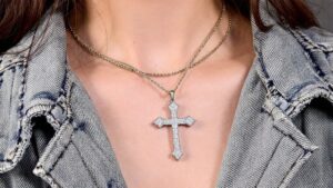 ジルコニアクロスペンダント付きネックレスが大人気!ファッショナブルでヒップホップスタイルに合うパーソナライズジュエリー