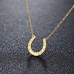 金アレ対応!プチプラで高見えするサージカルステンレス316Lゴールドネックレス:蹄鉄モチーフのお守りスキンジュエリー